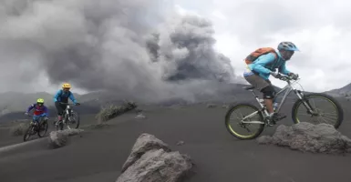 Erupsi Gunung Bromo Tak Pengaruhi Wisatawan