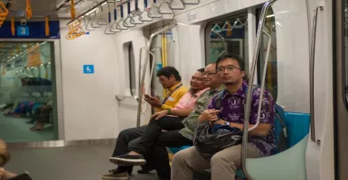 Ngantor, Pekerja Mulai Gunakan MRT Jakarta