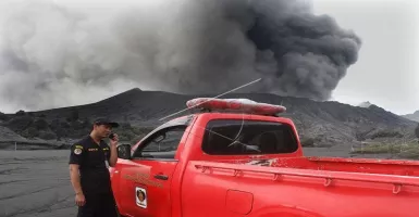 Bromo Diguyur Abu Vulkanik Hingga Tercium Bau Belerang