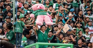 Hujan Boneka di GBT, Aksi Bonek untuk Anak Penderita Kanker