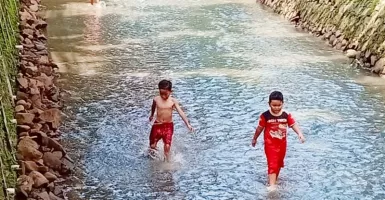 Airnya Kinclong, Yuk Lihat Keceriaan Anak di Kali Baru Barat