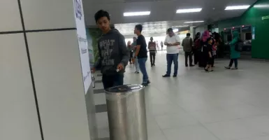 Tahan, Simpan, Dan Pungut Sampah Saat Di Stasiun MRT