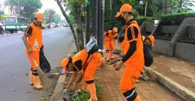 Pasukan Orange Bersihkan Spanduk dan Baliho Caleg