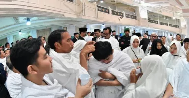 Presiden Jokowi Potong Rambut Gibran dan Kaesang Saat Umrah