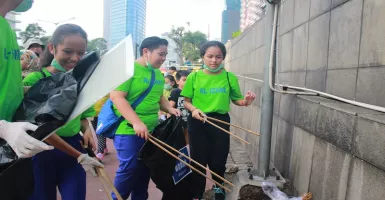 Pelajar Pungut Sampah di Jalanan Jakarta