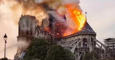 Usulan Trump Soal Padamkan Api Notre Dame Dinilai Bahaya, Kenapa?