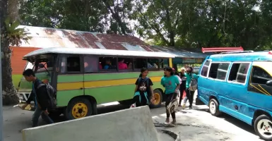 Asyiknya Keliling Tanjung Balai Karimun Naik Bas Kayu
