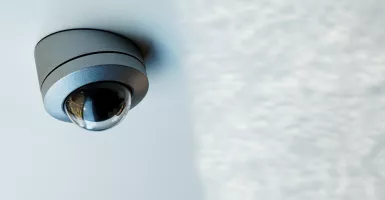 Cara Mendeteksi Adakah Kamera CCTV Tersembunyi di Kamar Hotel