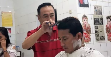 Sandiaga Uno Potong Rambut di Tempat Langganan Jokowi