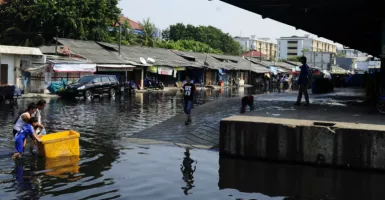 Ramadhan Tiba, Waspada Pintu Air Pasar Ikan Siaga II