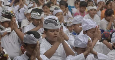 Umat Hindu Bali Rayakan Hari Saraswati, Ini Maknanya