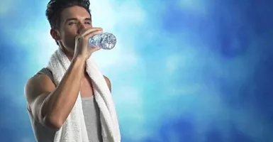 Awas! Minum Air Sambil Berdiri Sebabkan 5 Gangguan Kesehatan ini