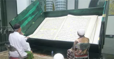 Greget, Masjid Ini Tadarusan Pakai Alquran Raksasa!