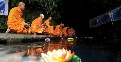 Waisak, Biksu Ambil Air Berkah dari Umbul Jumprit