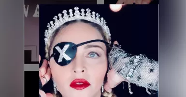Madonna Kembali Pakai Aksesoris Karya Rinaldy Yunardi