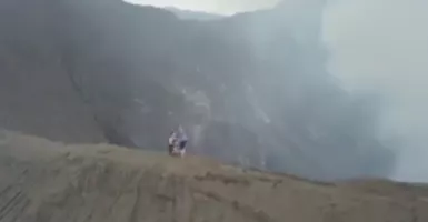 Romantis, Turis Ini Melamar Calon Istrinya di Puncak Gunung Bromo