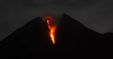 Gunung Merapi Luncurkan Lava Pijar ke Kali Gendol