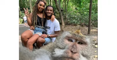 Lucu, Pemain Chelsea diajak Selfie oleh Monyet di Bali