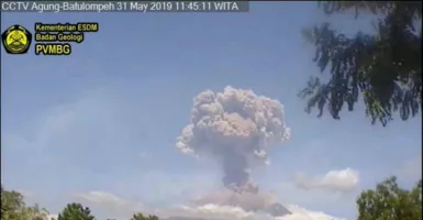 Gunung Agung Kembali Erupsi dengan Kolom Abu 2 Kilometer