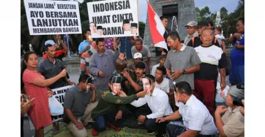 Buka Puasa Bersama, “Jokowi dan Prabowo” Suap-suapan di Kota Solo