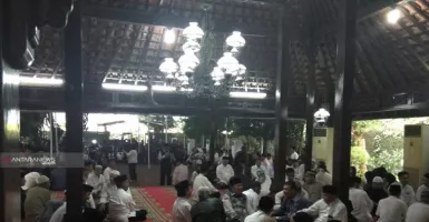 Pelayat Berdatangan ke Persemayaman Ani Yudhoyono di Puri Cikeas