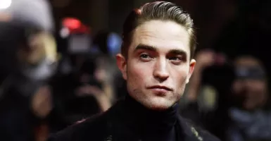 Robert Pattinson Resmi Kenakan Topeng Batman