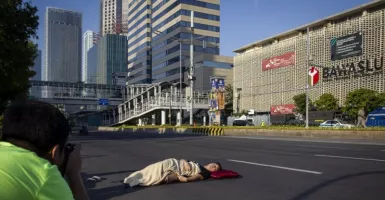 Sesuatu Banget! Jakarta Sepi jadi Momen Foto Lebaran di Jalan