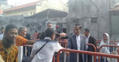 Usai Open House di Istana, Jokowi Saksikan Bagi Sembako di Solo
