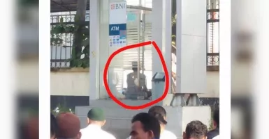 Salat Idul Fitri Beda Shaf, Pria Ini Pilih Ruangan Mesin ATM!