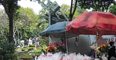Lebaran, Pedagang Bunga di Pemakaman Panen Rezeki