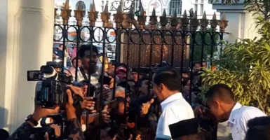Jokowi Bagikan Paket Sembako untuk Warga Yogyakarta