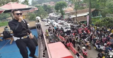 Police Band Pospol Cikaledong Hibur Pengendara Tertahan One Way