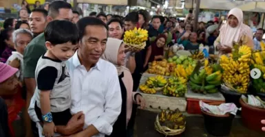 Mampir ke Pasar Gede Solo, Jokowi Beli Ulekan
