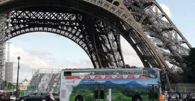 Bus Wonderful Indonesia Lagi Keliling Paris di Piala Dunia Putri