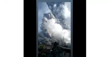 Gunung Sinabung Erupsi Setinggi 7 Kilometer