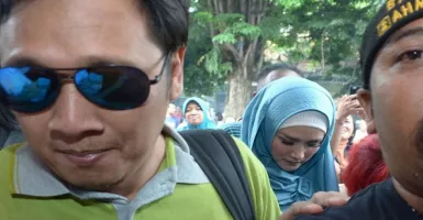 Bawa 2 Anak, Mulan Jameela Besuk Ahmad Dhani di Rutan Cipinang