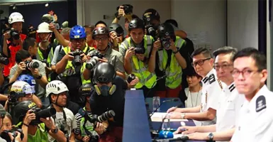 Jurnalis Foto Gunakan Safety Gear Bentuk Protes Kekerasan Aparat