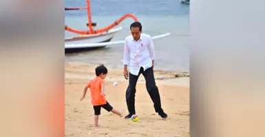Sayang Cucu, Jokowi Ajak Jan Ethes Main Bola di pantai Sanur