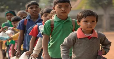 Di India, Biaya Sekolah Ini Dibayar dengan Sampah Plastik