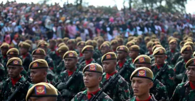 TNI Salat di Pinggir Jalan Kala Bertugas Bikin Haru Netizen