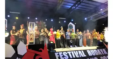 Tarian Kolosal Meriahkan Pembukaan Festival Budaya Isen Mulang
