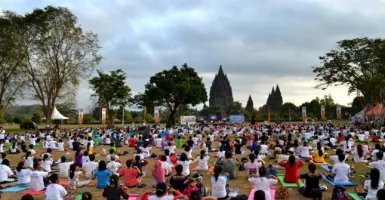 Festival Yoga Internasional Goda Wisman India Kunjungi Prambanan