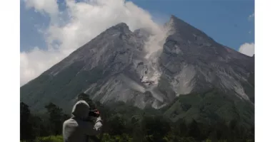 Gunung Merapi Luncurkan Awan Panas Guguran 1,2 Kilometer