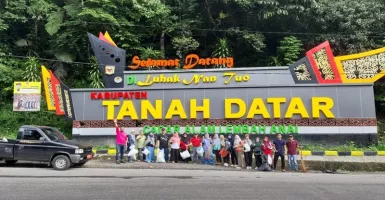 Pemkab Tanah Datar Adakan Aksi Bersih di Objek Wisata Lembah Anai