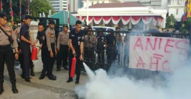 Massa Gerakan Cabut Mandat Anies Bakar Ban di Balai Kota