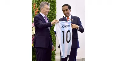 Presiden Jokowi Terima Kado Jersey dari Presiden Argentina