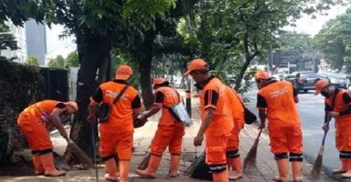 Pasukan Orange Bersihkan Lokasi Demo di Patung Kuda