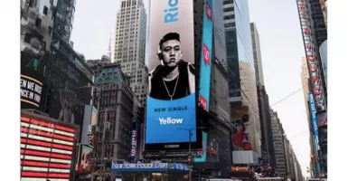 Wajah Rapper Rich Brian Terpampang di Billboard New York