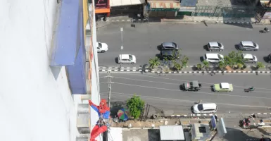 Spiderman Bersih-Bersih Hotel di Semarang, Warga Menganga