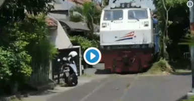Penampakan Kereta Api Melaju di Jalan Aspal Bikin Netizen Melongo
